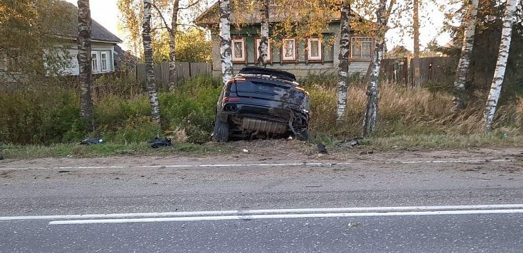 Деньги на ветер: лихач разбил дорогостоящий спорткар в Тверской области Деньги на ветер: лихач разбил дорогостоящий спорткар в Тверской области