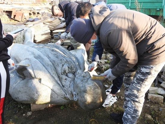 Тверские волонтеры привели в порядок памятник Ленину Тверские волонтеры привели в порядок памятник Ленину