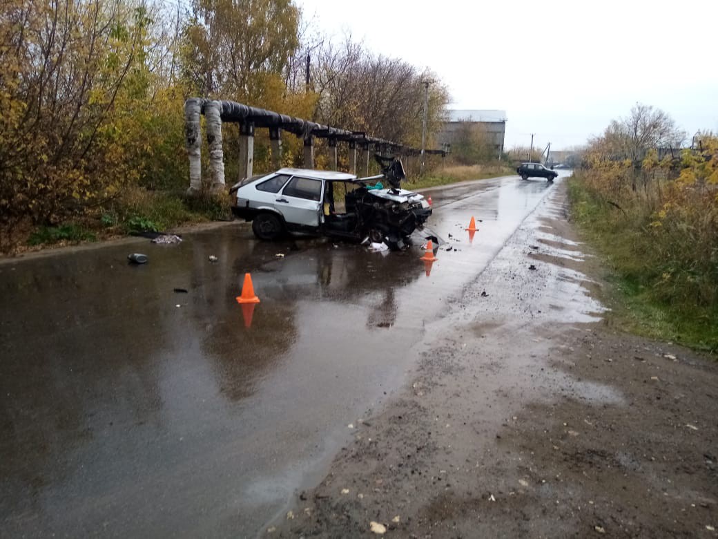 В Твери водитель почти снес опору теплотрассы