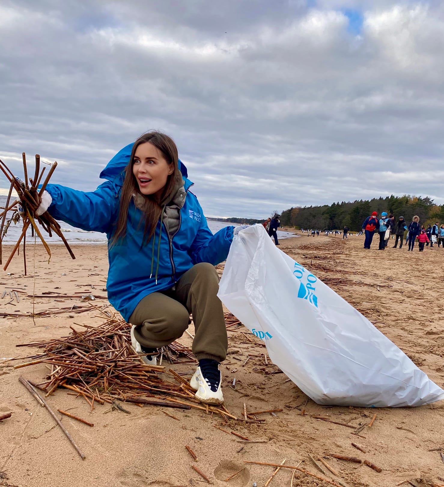 Звезда "Уральских пельменей" Юлия Михалкова помогла очистить берег Волги в Тверской области