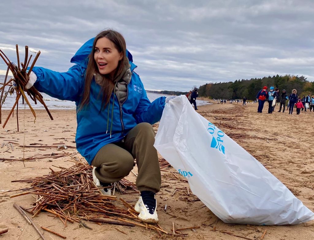 Звезда "Уральских пельменей" Юлия Михалкова помогла очистить берег Волги в Тверской области