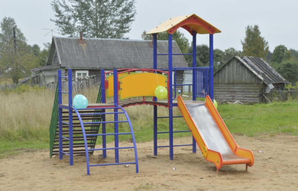 В Лихославльском районе открыли новую детскую площадку