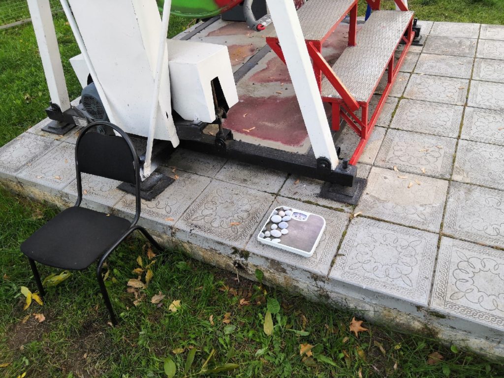 Горожан возмутили напольные весы возле аттракциона в Горсаду Твери