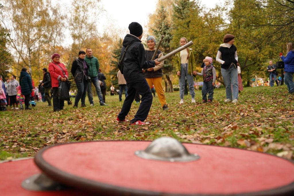 Фото хоровода и золотой осени: Покров отпраздновали в Парке Победы Твери