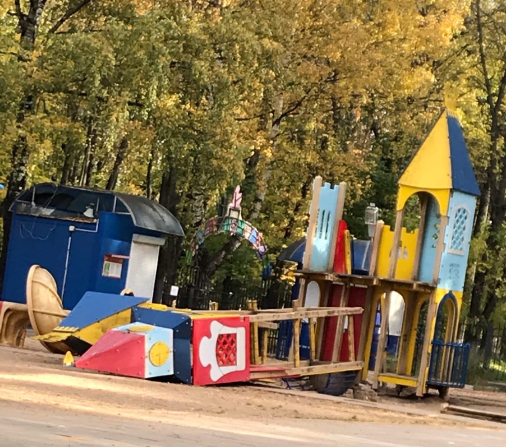 Аварийную башню на детской площадке в Твери разберут на части Аварийную башню на детской площадке в Твери разберут на части