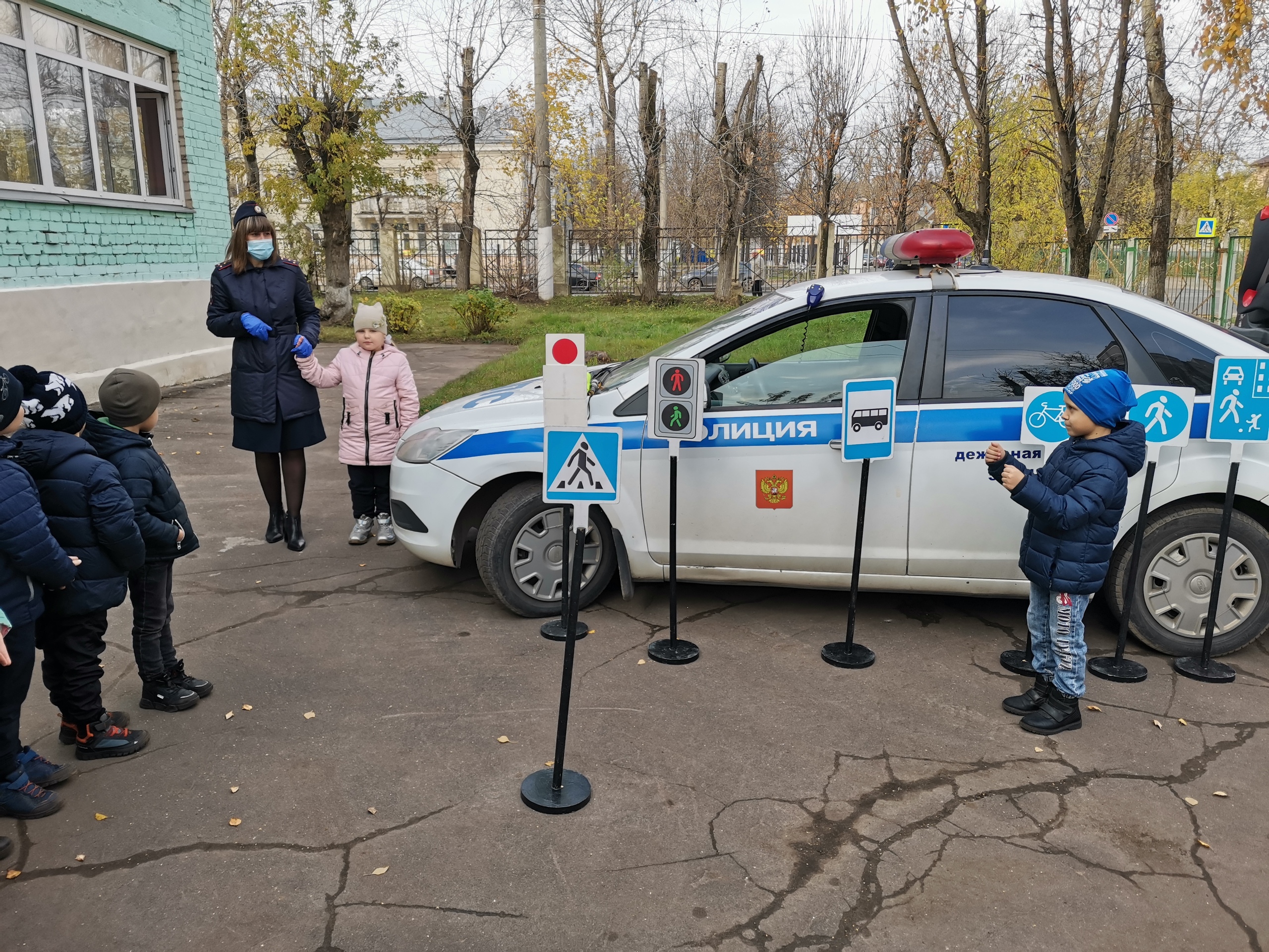 Тверские автоинспекторы учат малышей правилам ПДД