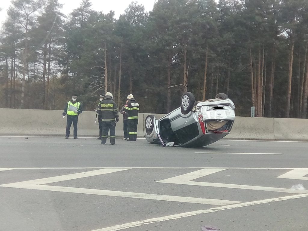 На трассе М-10 под Тверью в ДТП с «перевертышем» пострадали две женщины