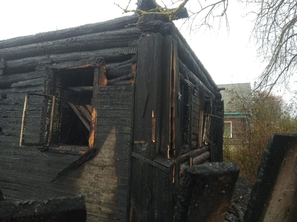 Хозяин сгоревшего дома под Тверью спасся, выскочив в окно