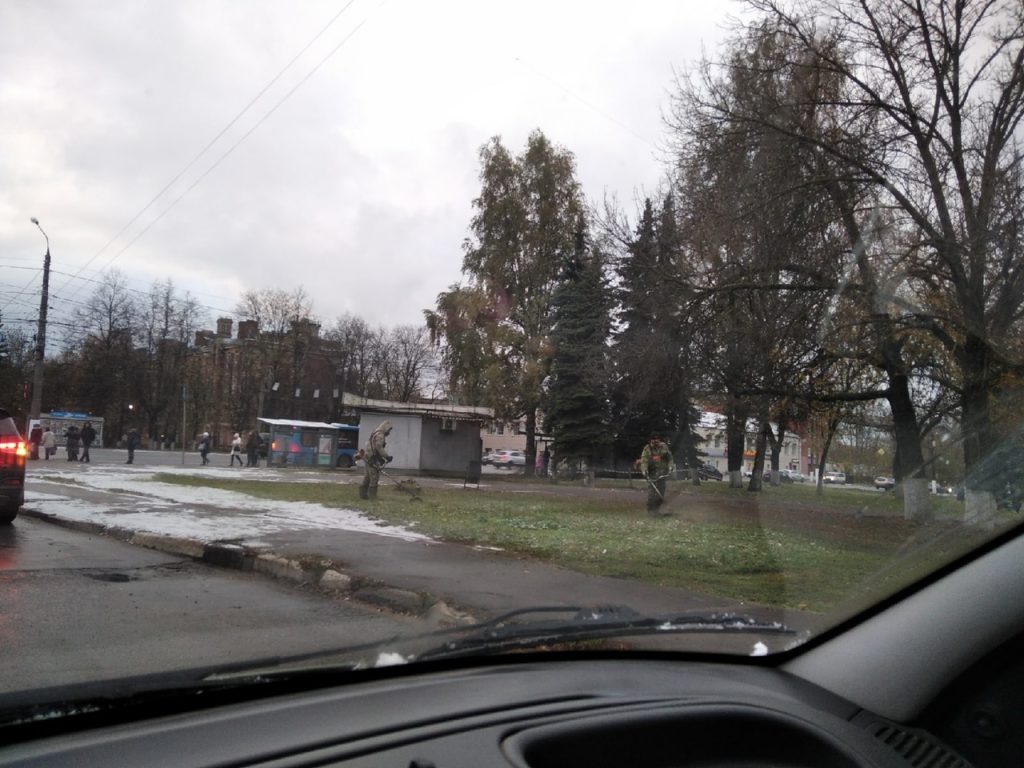 В Твери косят траву и подметают снег В Твери косят траву и подметают снег