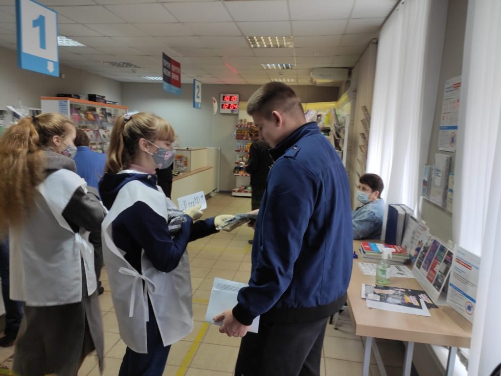 Волонтёры в Ржеве раздавали прохожим маски