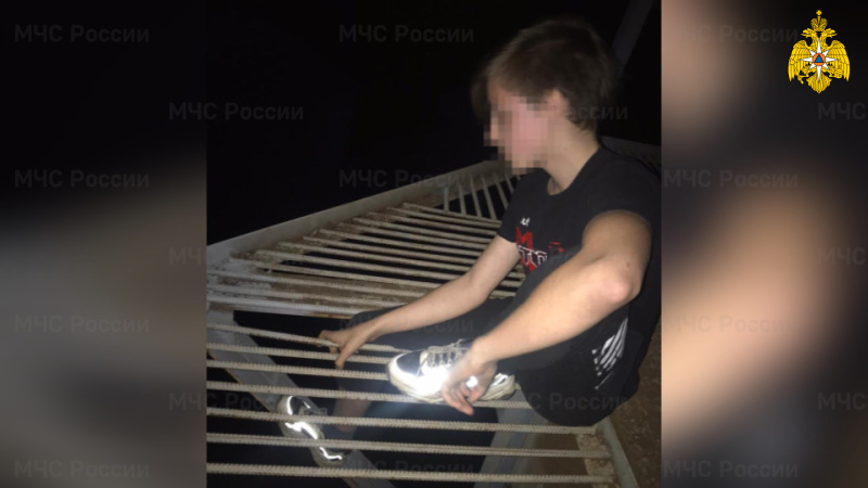 В Тверской области спасатели вызволили ребенка из железной западни В Тверской области спасатели вызволили ребенка из железной западни