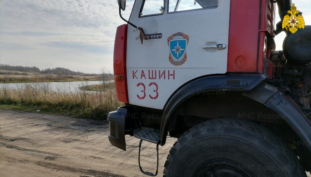 В Тверской области спасатели достали из воды тело мужчины
