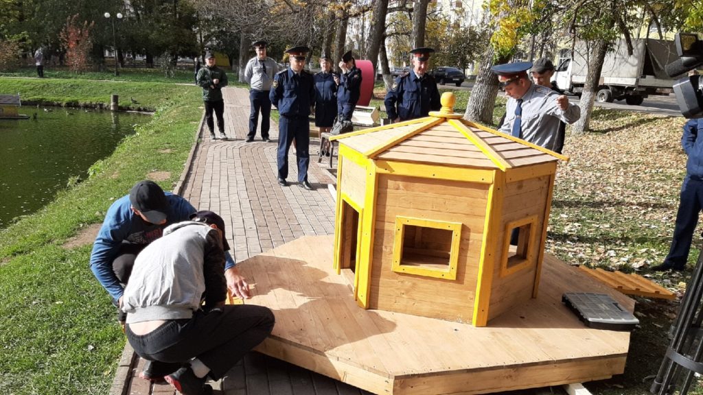 В Ржеве спустили на воду плавающий домик для уточек, изготовленный в ИК-7 В Ржеве спустили на воду плавающий домик для уточек, изготовленный в ИК-7