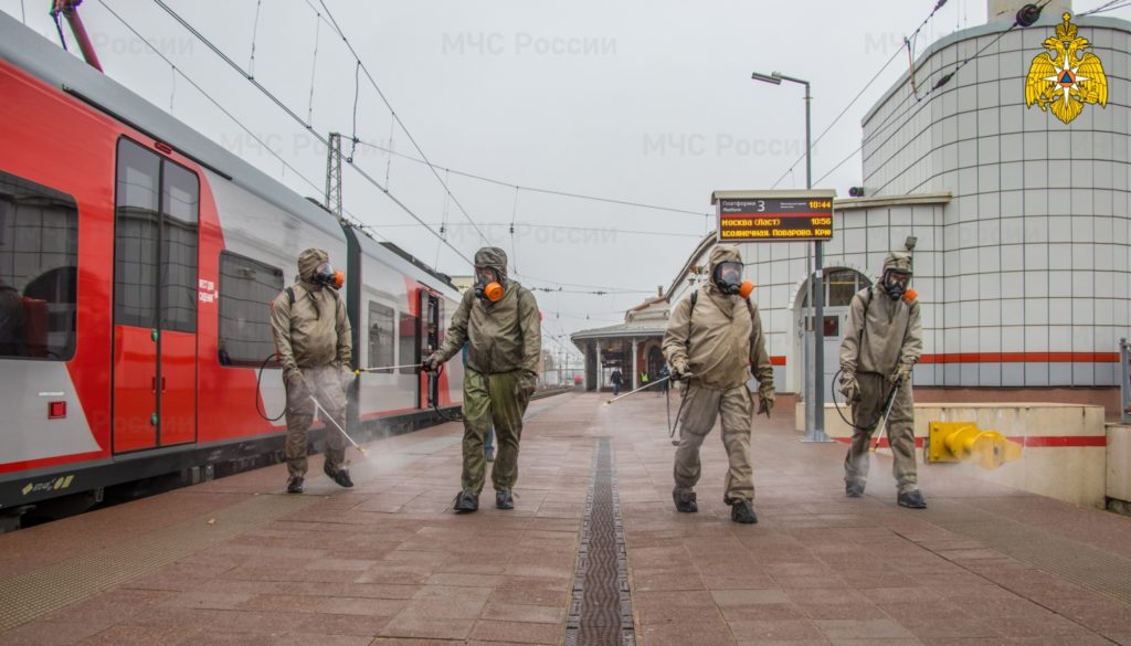 Спирт и хлорка: люди в защитных костюмах провели дезинфекцию тверского вокзала