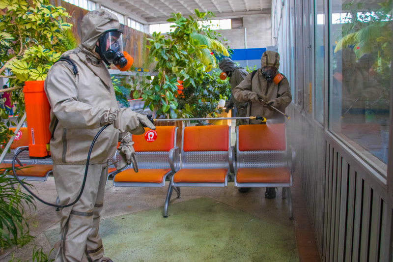 Спирт и хлорка: люди в защитных костюмах провели дезинфекцию тверского вокзала