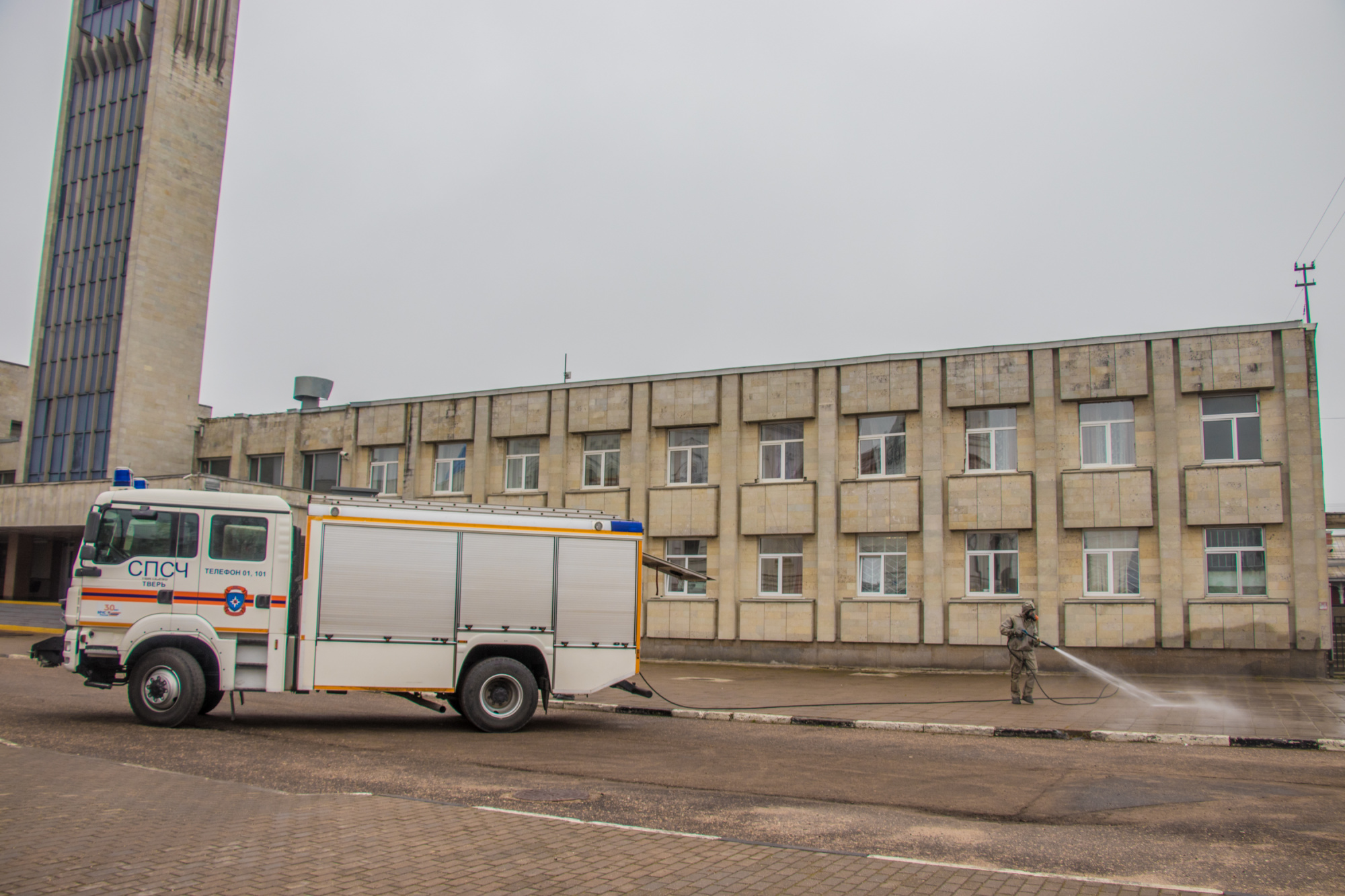 Спирт и хлорка: люди в защитных костюмах провели дезинфекцию тверского вокзала