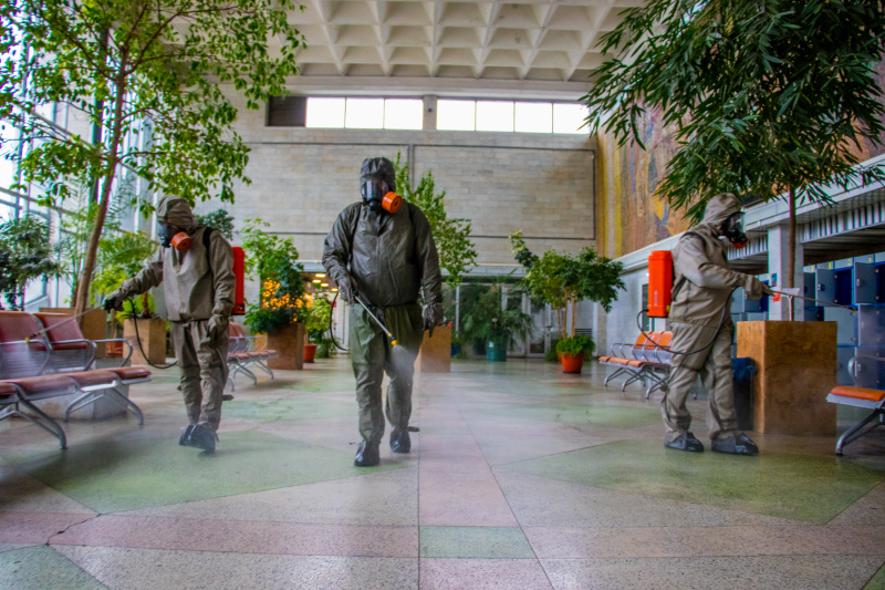 Спирт и хлорка: люди в защитных костюмах провели дезинфекцию тверского вокзала