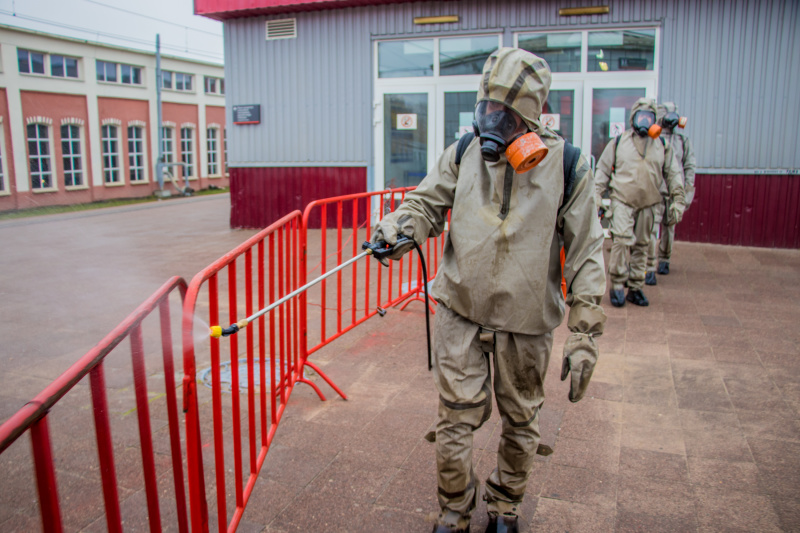 Спирт и хлорка: люди в защитных костюмах провели дезинфекцию тверского вокзала