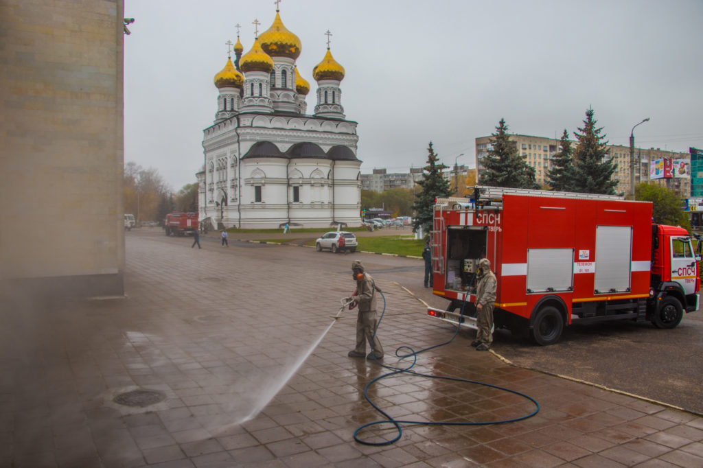 Спирт и хлорка: люди в защитных костюмах провели дезинфекцию тверского вокзала
