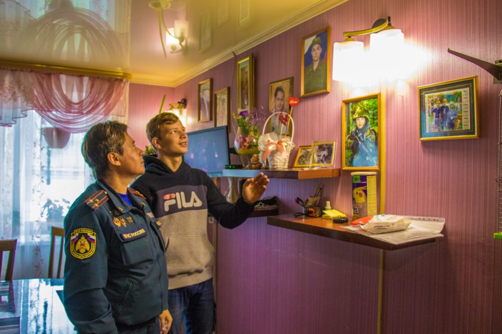 Тверские спасатели поздравляют юного героя Тверские спасатели поздравляют юного героя