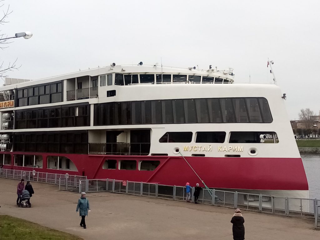 Ах, этот белый теплоход: в Твери у Речного вокзала пришвартовался «Мустай Карим»