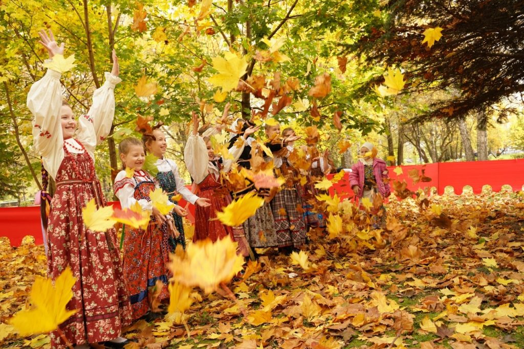 Фото хоровода и золотой осени: Покров отпраздновали в Парке Победы Твери