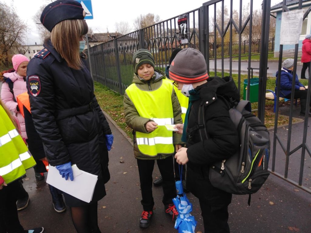 Для тверских школьников провели акцию «Будь - ярким! Стань - заметным!»