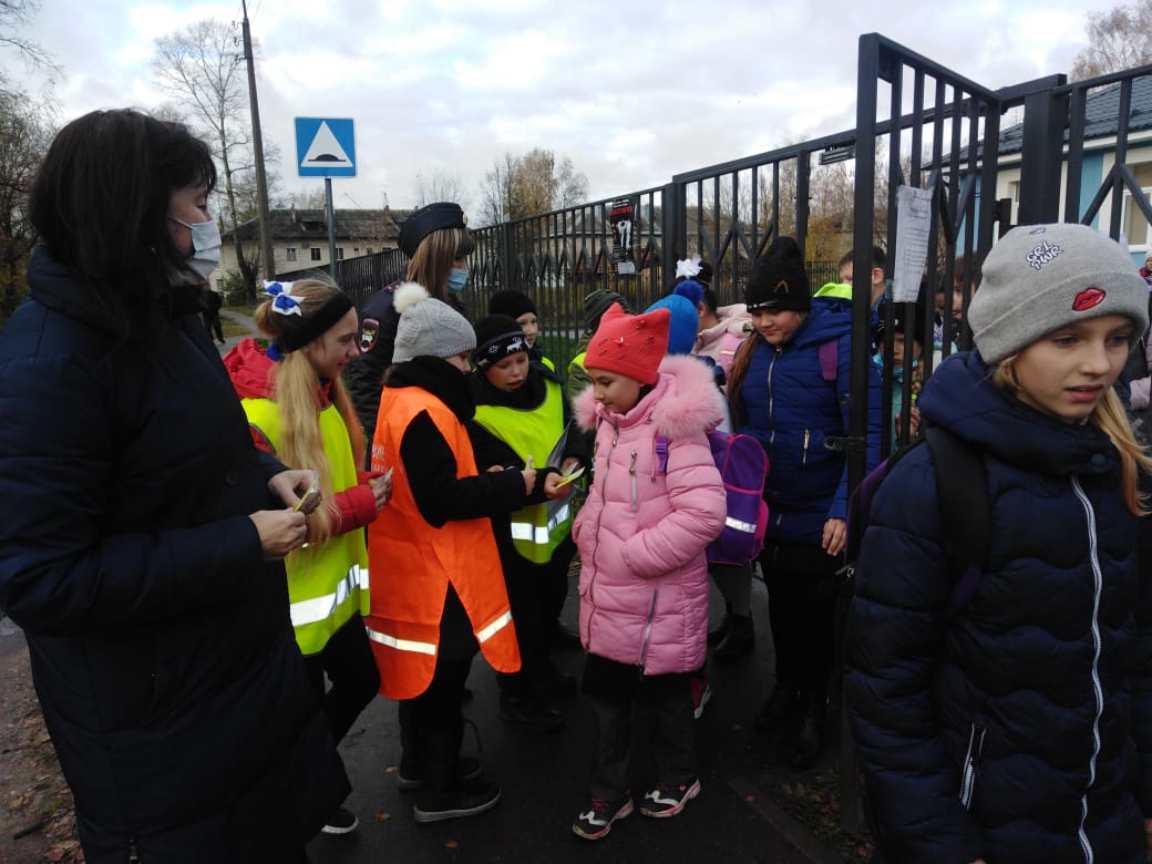 Для тверских школьников провели акцию «Будь - ярким! Стань - заметным!»