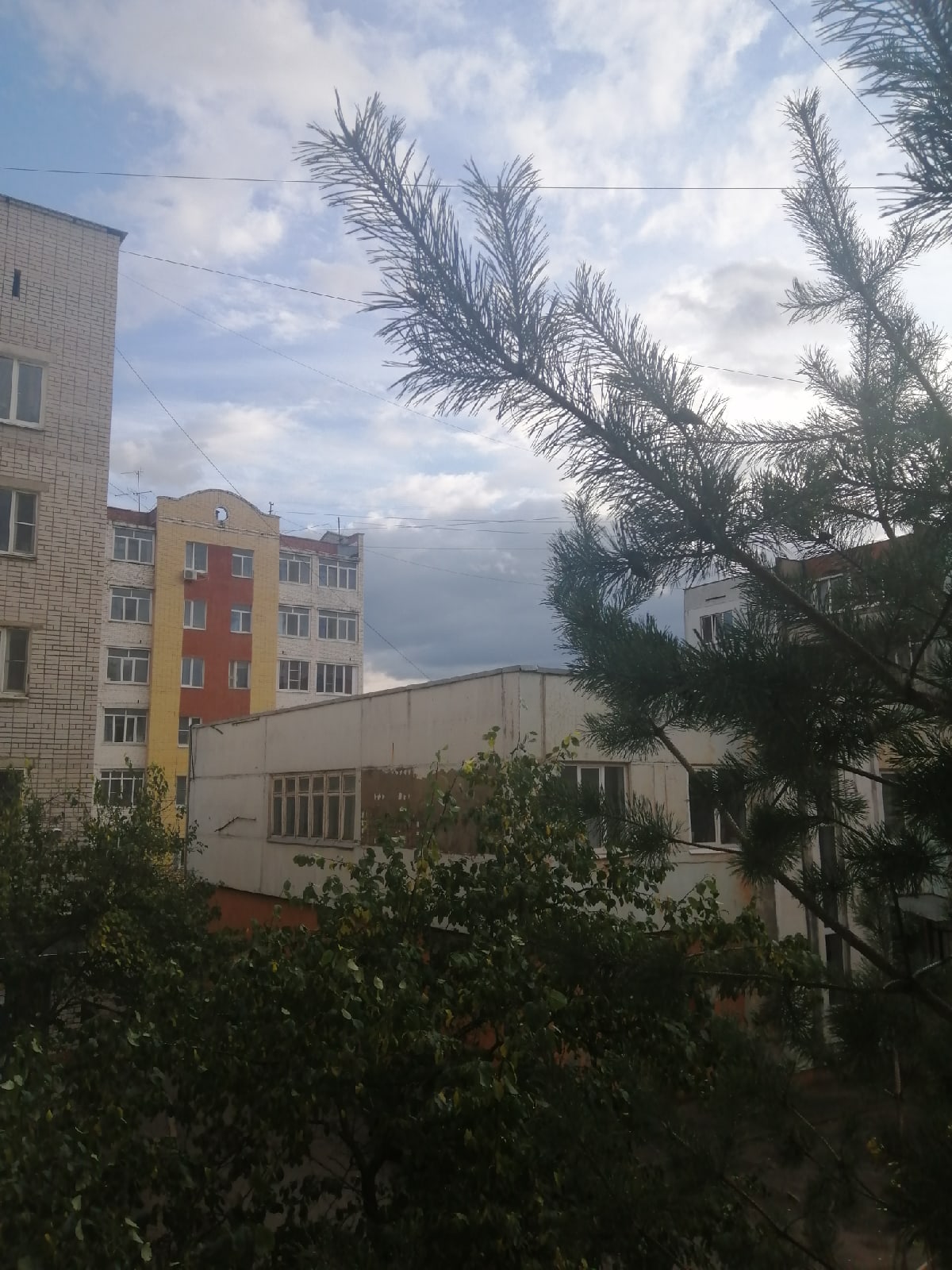 К Твери подбираются тучи с проливным дождём