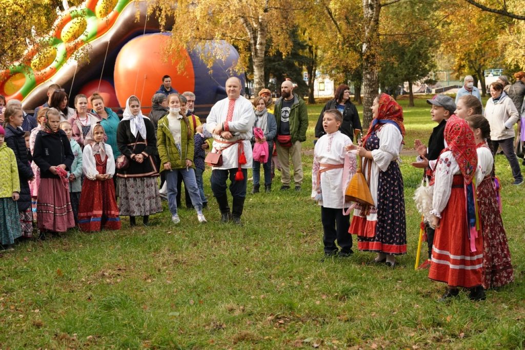 Фото хоровода и золотой осени: Покров отпраздновали в Парке Победы Твери