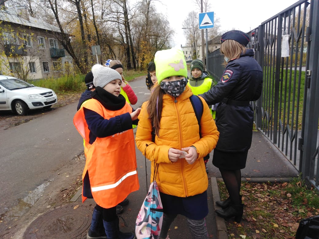 Для тверских школьников провели акцию «Будь - ярким! Стань - заметным!»