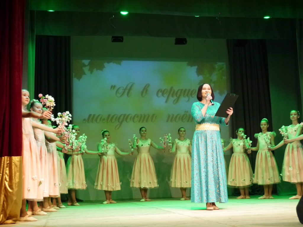 В Тверском областном Доме народного творчества прошел концерт «А в сердце молодость поёт…»