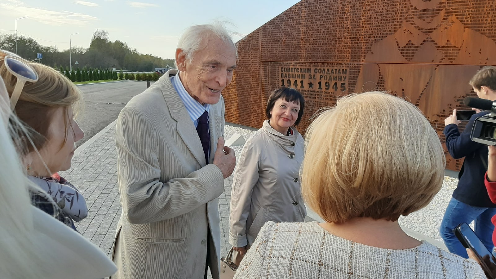 Актёр-легенда Василий Лановой прочитал стихи у Ржевского мемориала Актёр-легенда Василий Лановой прочитал стихи у Ржевского мемориала