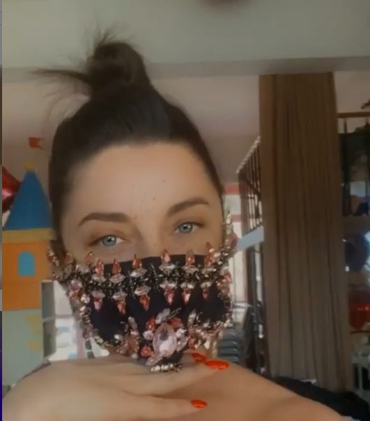 Кто это: жители Твери попытались угадать знаменитостей в масках