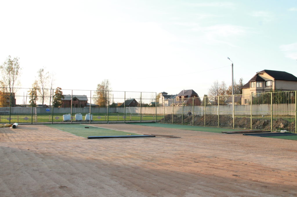 В Нелидово устанавливают поле для мини-футбола