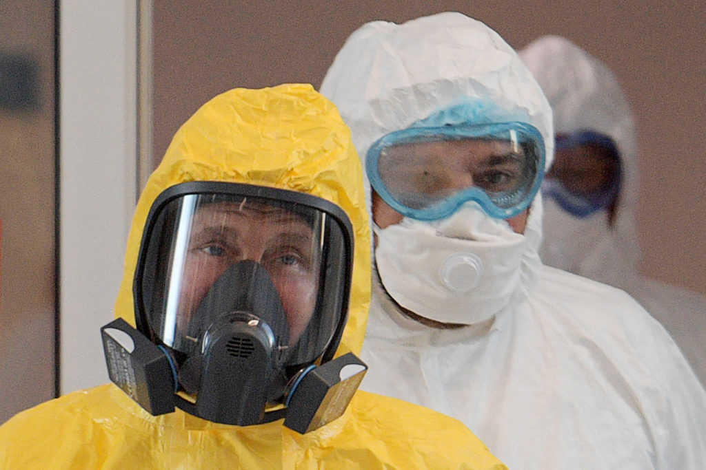 Кто это: жители Твери попытались угадать знаменитостей в масках