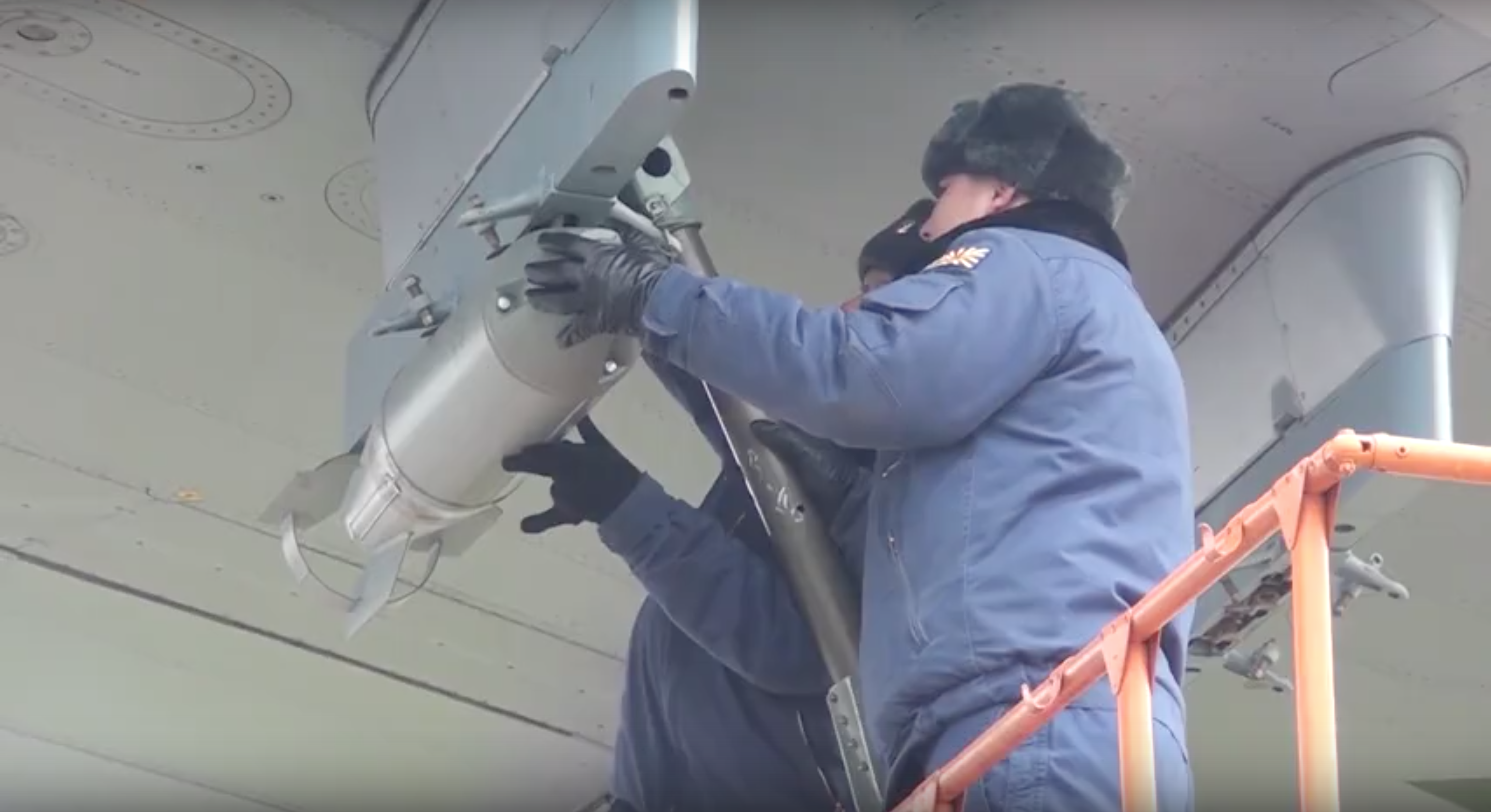 Лётчики сбрасывали бомбы и стреляли из пулемётов на учениях в Тверской области Лётчики сбрасывали бомбы и стреляли из пулемётов на учениях в Тверской области