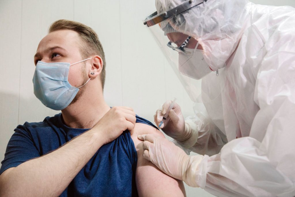 Тверской журналист, первым привившийся от коронавируса, рассказал о втором уколе вакцины