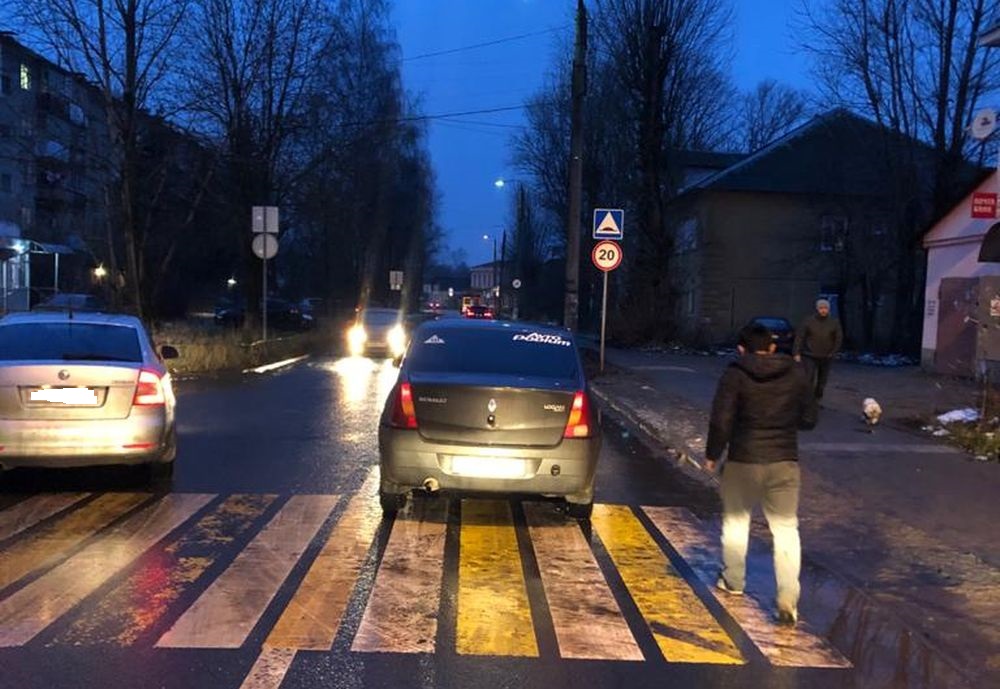 В Твери иномарка сбила 5-летнюю девочку на пешеходном переходе В Твери иномарка сбила 5-летнюю девочку на пешеходном переходе