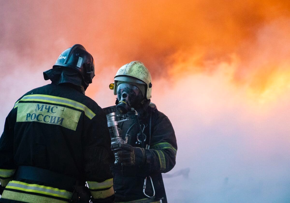 МЧС опубликовало эпичные фото пожара на складах в Твери