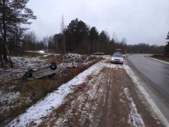 В Тверской области молодая женщина на иномарке вылетела в кювет и перевернулась В Тверской области молодая женщина на иномарке вылетела в кювет и перевернулась