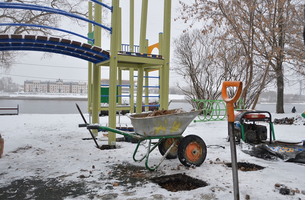 В Твери начались работы по монтажу новой детской площадки В Твери начались работы по монтажу новой детской площадки