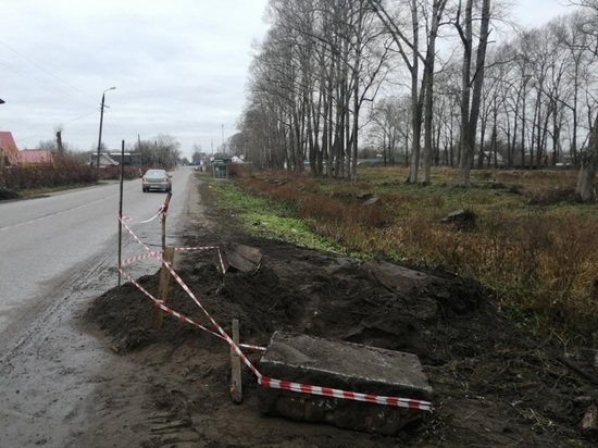 Опасную обочину вдоль дороги ремонтируют в Тверской области Опасную обочину вдоль дороги ремонтируют в Тверской области
