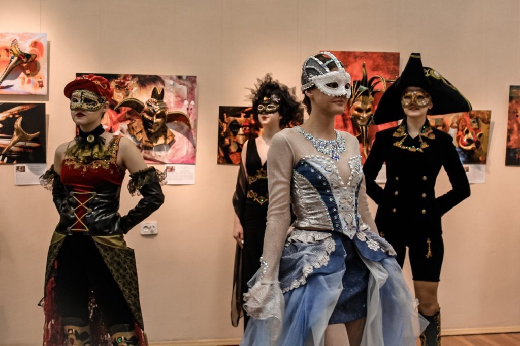 Дефиле в карнавальных костюмах ждет гостей арт-вечера «Ciao, Venezia!» в Твери Дефиле в карнавальных костюмах ждет гостей арт-вечера «Ciao, Venezia!» в Твери