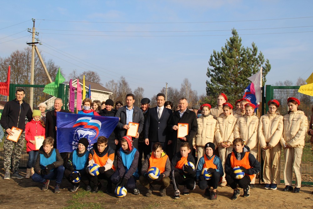 В Жарковском торжественно открыли благоустроенный стадион