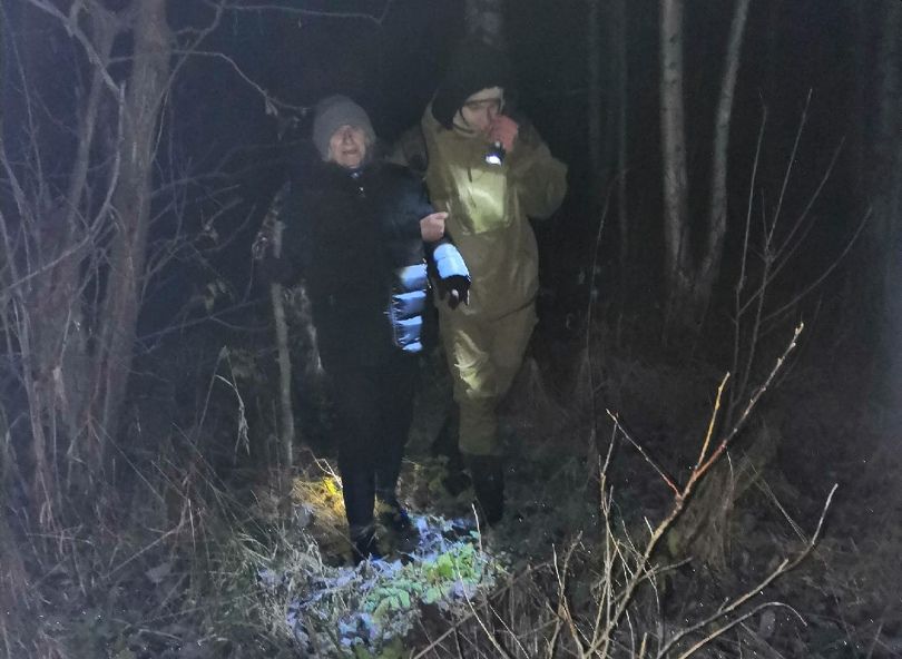 Заблудившуюся на болоте в Тверской области пожилую женщину нашли по колено в воде Заблудившуюся на болоте в Тверской области пожилую женщину нашли по колено в воде