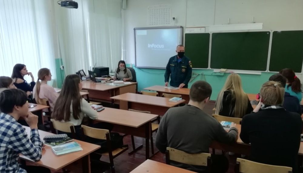 В Тверской области пожарные провели занятие по профориентации старшеклассников В Тверской области пожарные провели занятие по профориентации старшеклассников