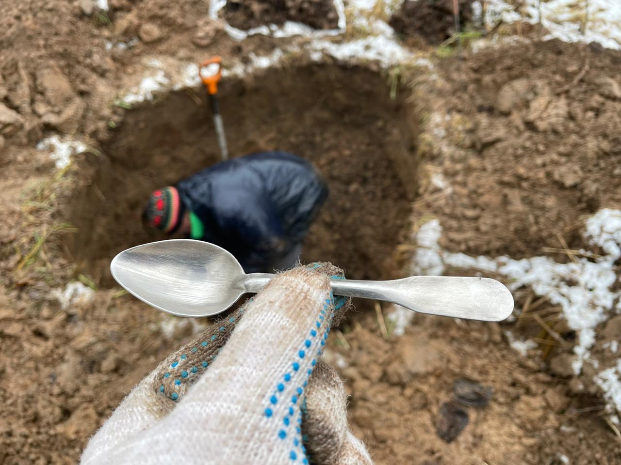 В Тверской области поисковики нашли именной портсигар и иконку, пробитую осколком