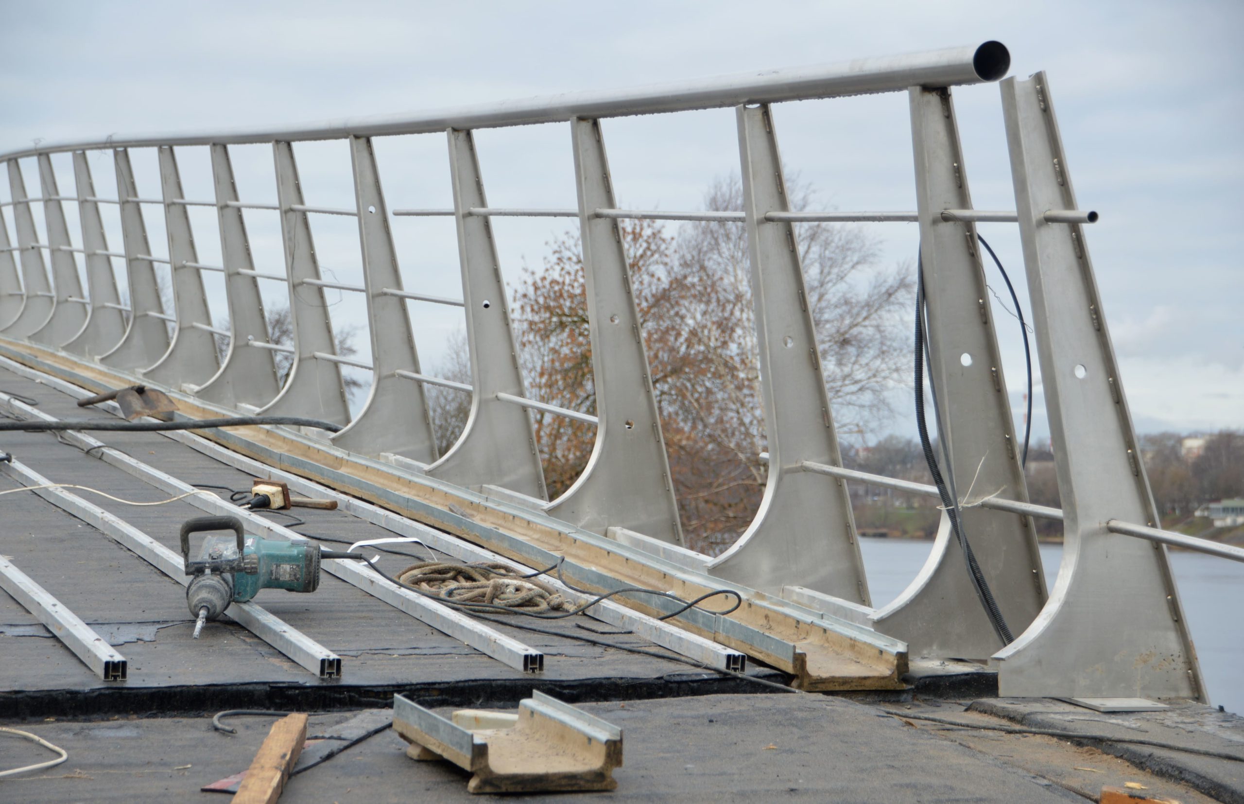 Работы на пешеходном мосту через Тьмаку в Твери вышли на финишную прямую