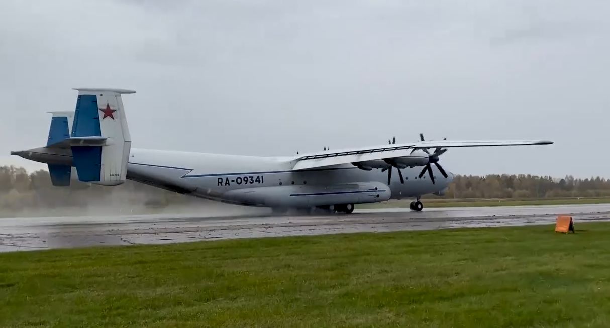 Появилось видео полета самого большого самолета Ан-22 под Тверью в сложных метеоусловиях Появилось видео полета самого большого самолета Ан-22 под Тверью в сложных метеоусловиях